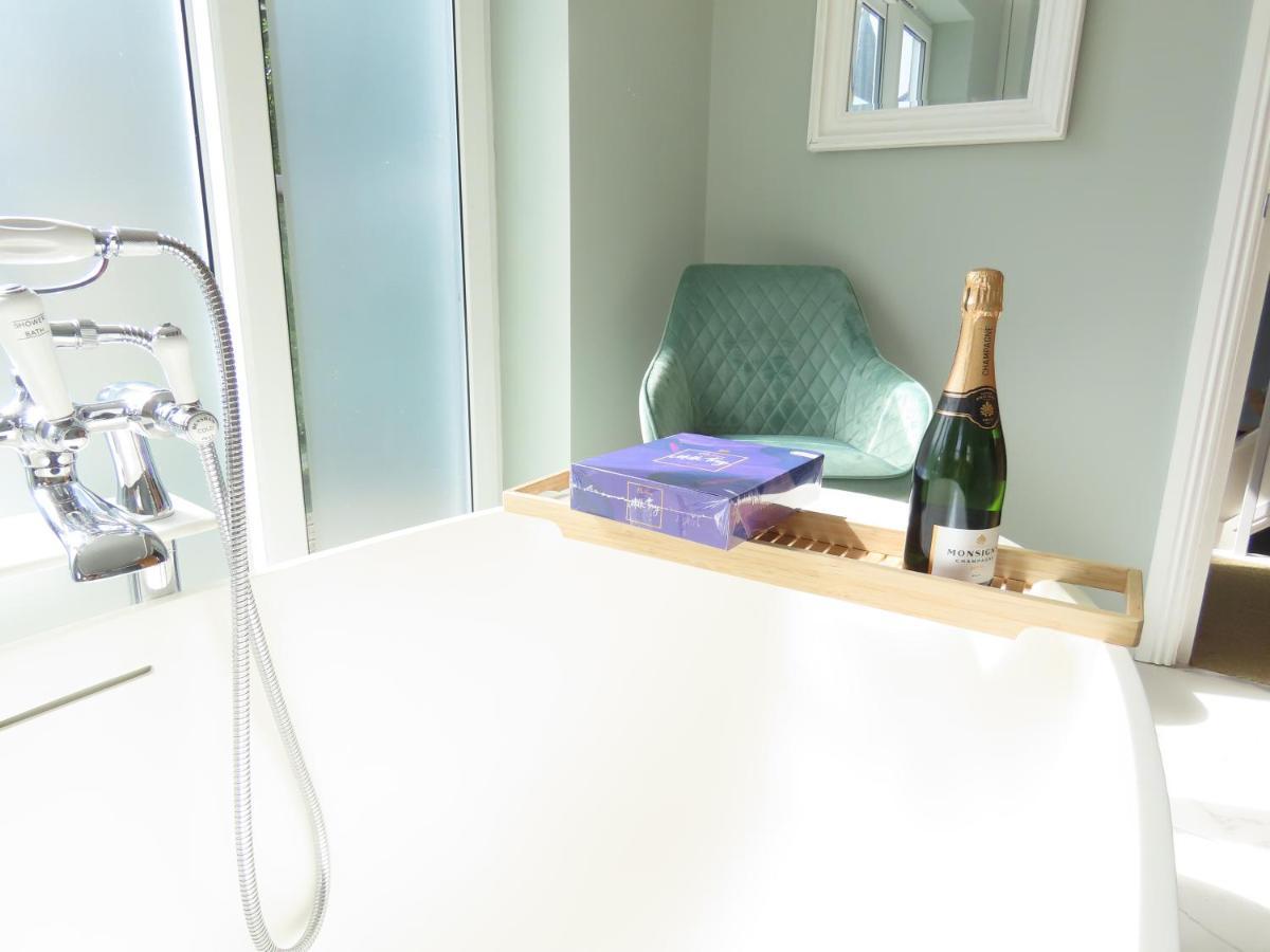 Entire Seaside Luxury Home With On Site Parking! Poole Exteriér fotografie